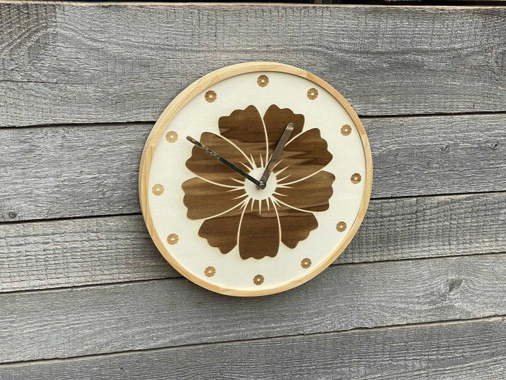 Wanduhr Holz mit Motivgravur | Motiv Flower - Laserstern Beschriftungen - Lasergravuren