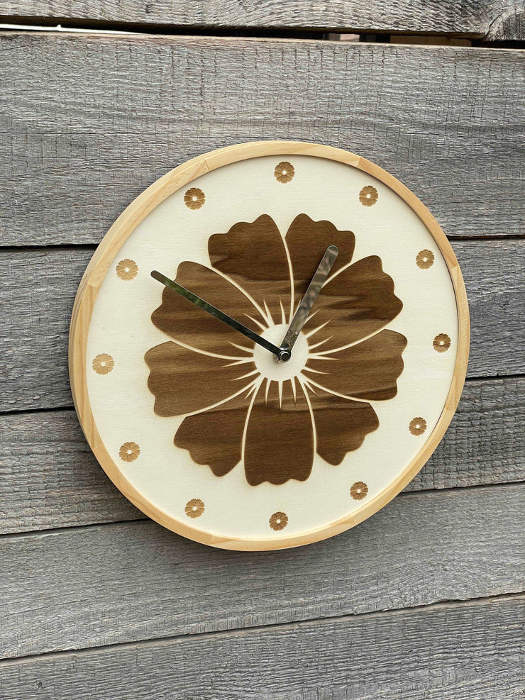 Wanduhr Holz mit Motivgravur | Motiv Flower - Laserstern Beschriftungen - Lasergravuren